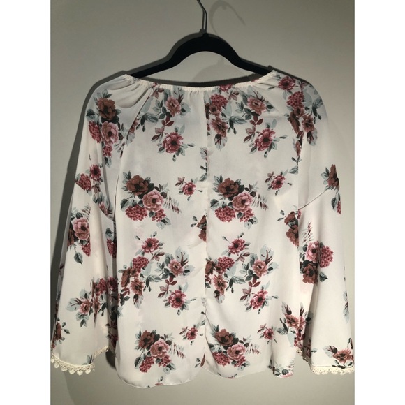 Super cute floral top with bell sleeves - Picture 2 of 3